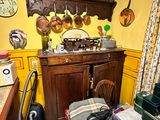une cuisine équipée d'une cuisinière, d'un four, d'un évier et d'autres éléments fixés au mur