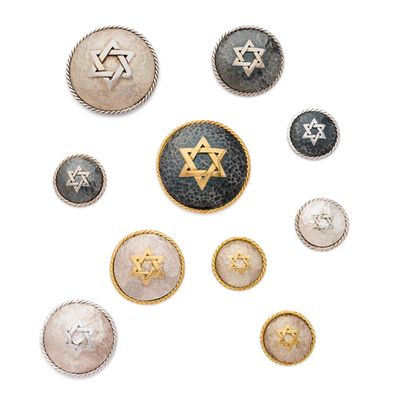 ENSEMBLE DE DIX ORNEMENTS présentant une forme circulaire co…