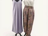 deux robes pour femmes présentées sur des mannequins, exposées sur un fond blanc