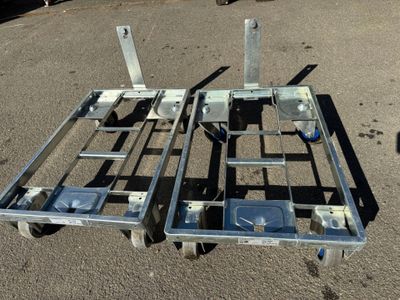 une photo d'un chariot à roulettes sur un parking