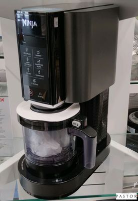 une cafetière posée sur une étagère en verre dans un magasin