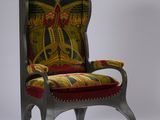 une image représentant une chaise dotée d'une assise rembourrée aux couleurs vives et d'un repose-pieds