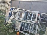un tas de chaises et une clôture dans le jardin
