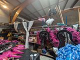 une pièce remplie d'objets roses et bleus