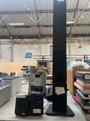 une photo d'une pièce où l'on voit de nombreux appareils électroniques posés sur la table