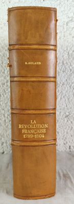 un livre en cuir marron posé sur une table blanche