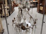 un lustre en verre suspendu à un mât métallique