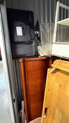 Plusieurs meubles sont empilés dans un local de stockage