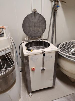 une machine qui se trouve dans une pièce équipée d'un ventilateur