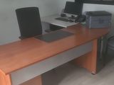un bureau sur lequel se trouvent un ordinateur portable et une imprimante