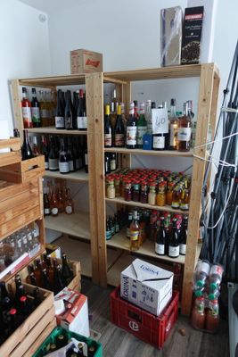 de nombreuses bouteilles de vin et de bière dans le magasin