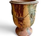 un très vieux vase posé sur une table