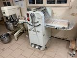 une machine qui se trouve dans une cuisine, près d'une fenêtre