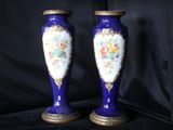 deux vases bleus posés sur une surface noire
