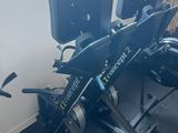 une machine qui se trouve dans le coin d'une pièce