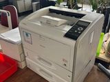 une imprimante posée sur un bureau dans une pièce