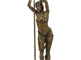 statue en bronze représentant un homme tenant une perche sur fond blanc