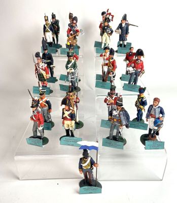 de nombreuses figurines exposées sur une table