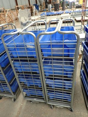 de nombreux bacs en plastique bleus empilés les uns sur les autres