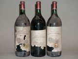 trois bouteilles de vin posées l'une à côté de l'autre sur une table