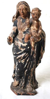 une statue ancienne d'une femme tenant un enfant dans ses bras