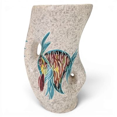 un vase sur lequel est peint un poisson