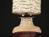 une photo d'une lampe autour de laquelle est enroulée une corde