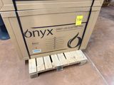 deux cartons d'Onyxx sur une palette dans un entrepôt