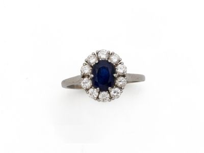 une bague à grappes de saphirs et de diamants