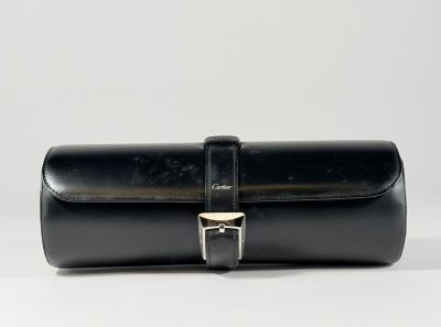 une image représentant un étui en cuir noir sur fond blanc