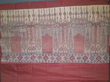 un gros plan sur un tissu rouge orné d'un motif