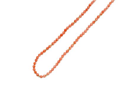 un gros plan d'un collier de perles sur fond blanc