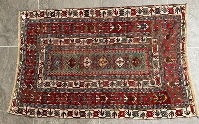 Tapis Kasak fond vert beige et bordeaux CAUCASE, Fin du XIXè…