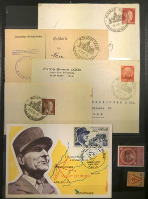 une photo montrant une collection de timbres et de cartes postales exposée