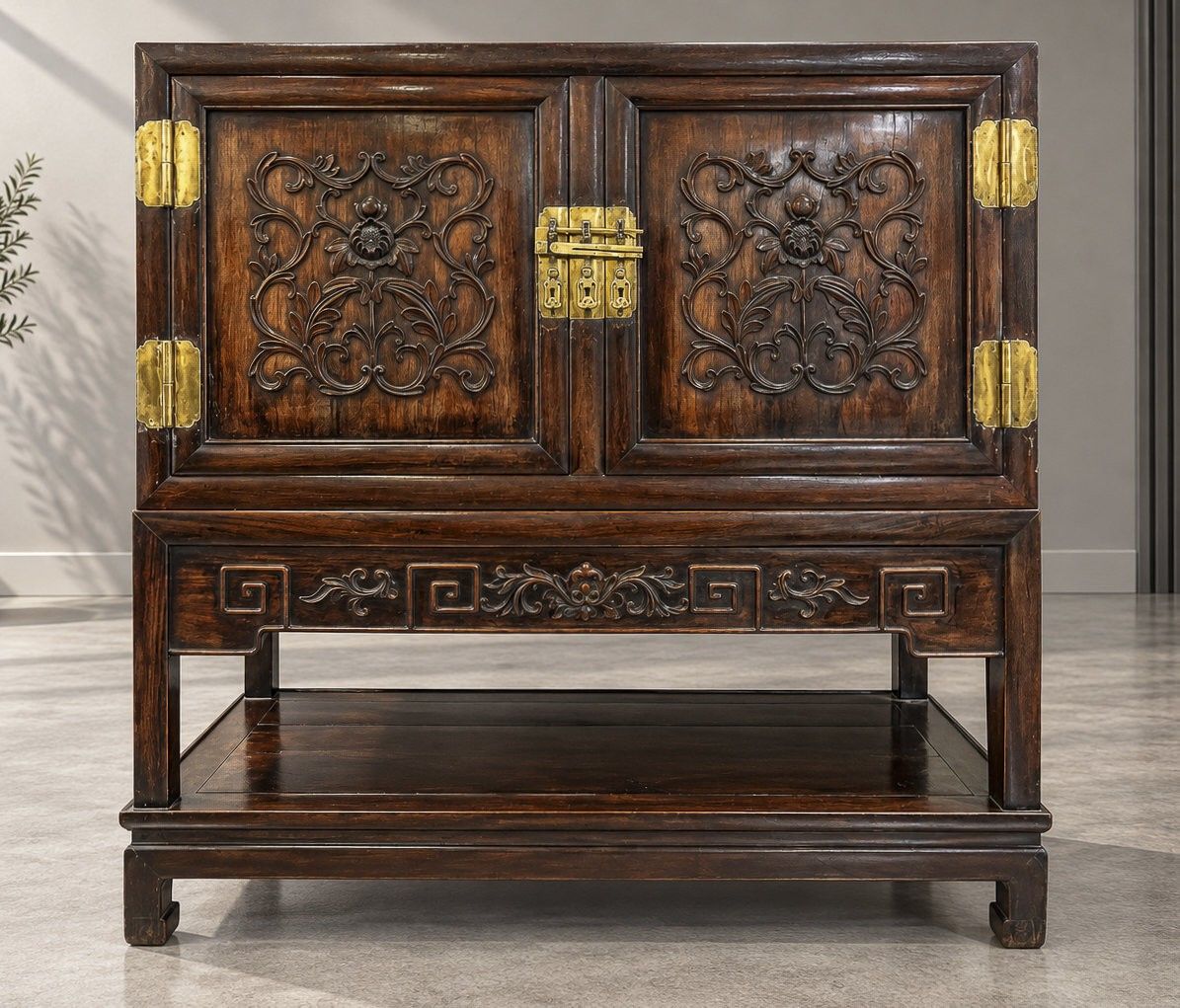 CHINE - Fin XIXe siècle. Cabinet en trois parties en bois ou…