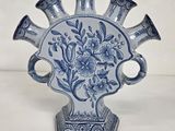 un vase bleu et blanc orné d'un motif floral