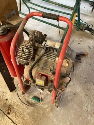 une image d'un petit compresseur d'air dans un garage