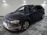 une image d'une audi suv noire garée dans un garage