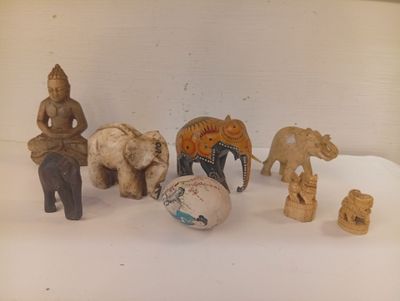 Asie, Xxème siècle. Ensemble d'objets décoratifs comprenant …