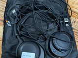 un gros plan sur un casque posé sur un sac, sur un plancher en bois