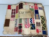 un vieux livre sur lequel figurent de nombreux motifs différents
