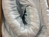 un lit recouvert d'une couette blanche