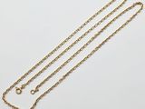 un collier à chaîne en or muni d'un fermoir et d'un fermoir