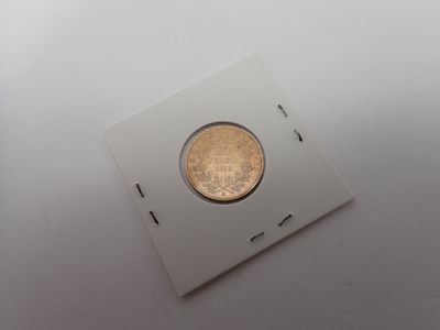 une petite pièce au milieu d'une boîte blanche
