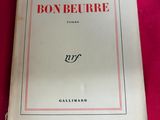 un vieux livre recouvert d'un tissu rose sur fond rouge