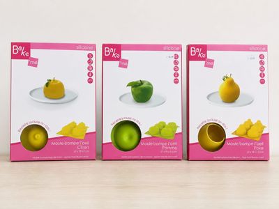 trois boîtes de fruits posées les unes à côté des autres sur une table