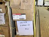 une pile de cartons sur laquelle sont empilés de nombreux objets