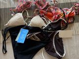 deux bikinis posés par terre à côté d'un sac en plastique