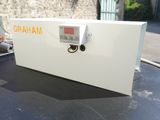 une boîte blanche posée sur une table