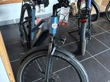 deux vélos garés dans une pièce